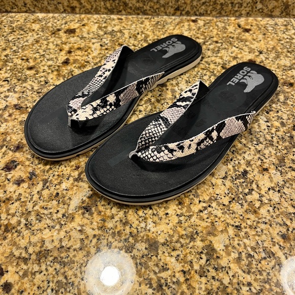 Sorel Ella II Flip Flop Sandals Black White Faux Reptile Size 9 - Picture 1 of 5
